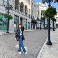 Penyanyi Raisa Andriana diketahui sedang berlibur bersama keluarganya ke Amerika, lewat beberapa unggahan foto di Instagram pribadinya. Seperti saat ia tampil mengenakan celana high-waisted jeans berwarna biru, yang dipadu dengan white shirt polos, dan jaket kulit berwarna hitam. Foto: Instagram.