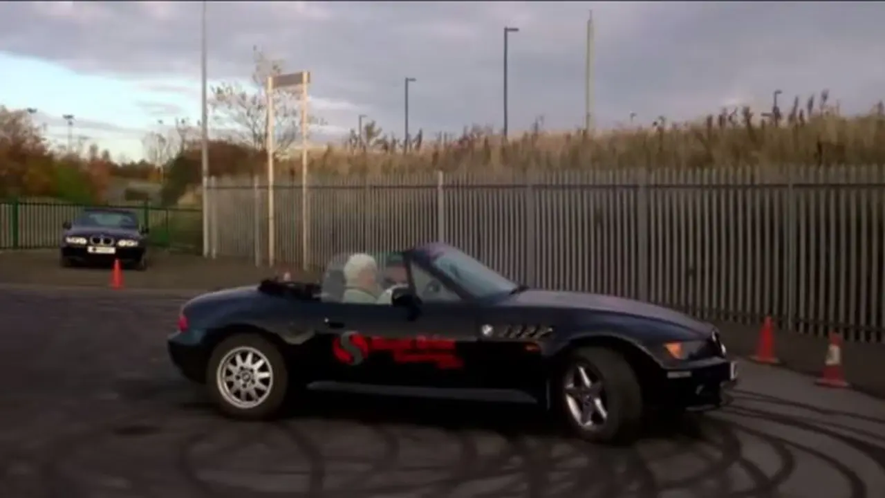 Aksi Nenek Gaul Inggris: Drifting Pakai BMW Z3 Convertible