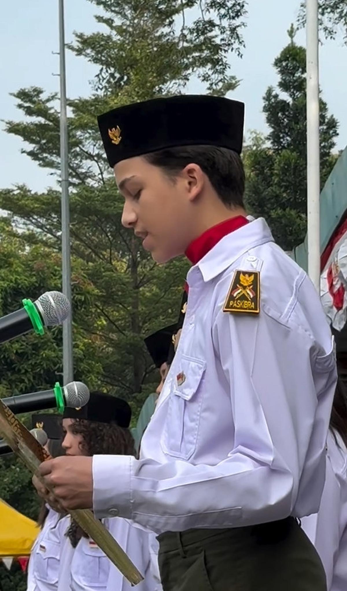 Lennon pun mendapat banyak pujian karena berhasil terpilih menjadi petugas upacara.&nbsp;