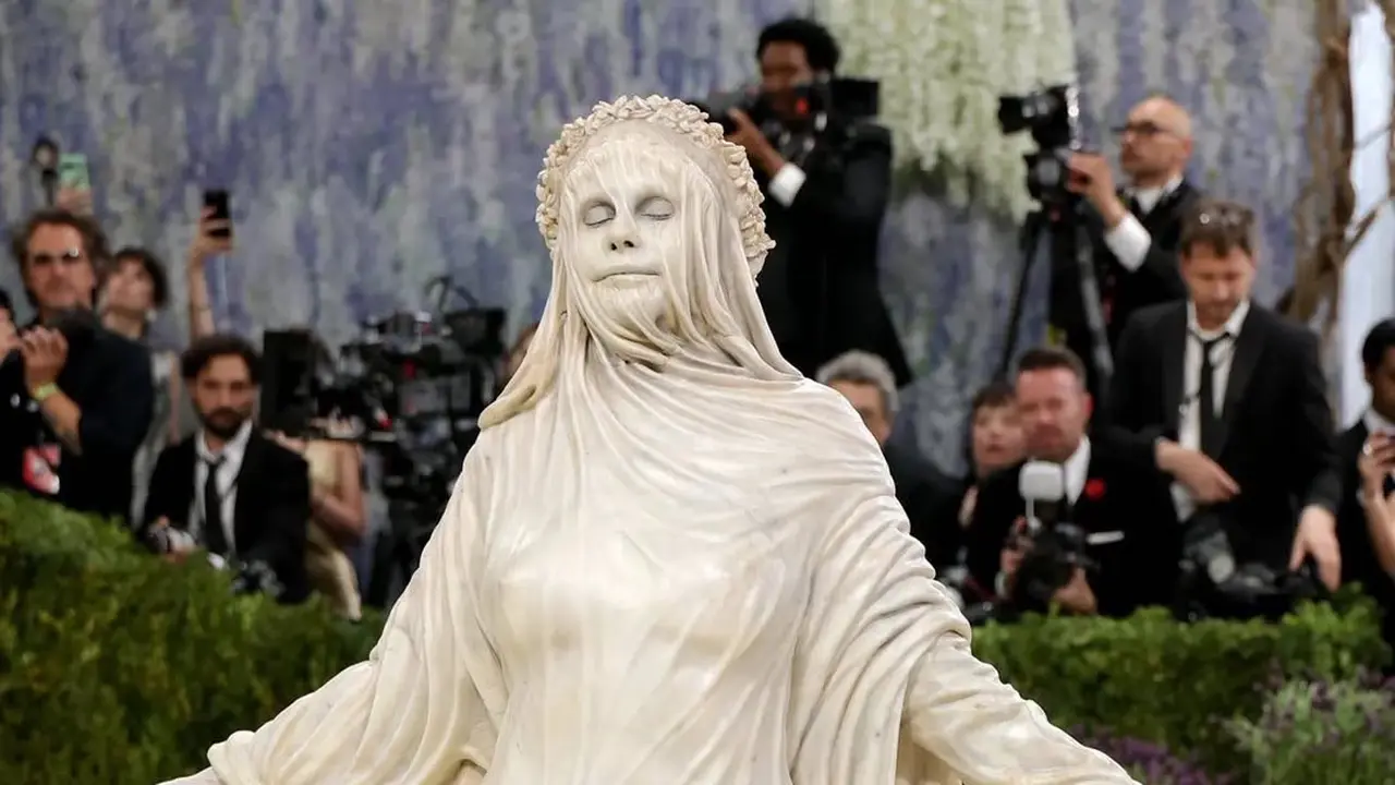 Bak Patung Hidup, Heidi Klum Tampil Nyentrik di Met Gala 2026 dengan Look Artistik yang Totalitas
