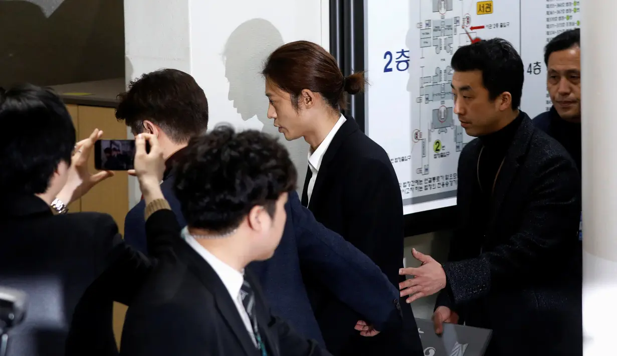 Penyanyi K-pop, Jung Joon Young tiba untuk mengikuti persidangan di kantor pengadilan Seoul, Kamis, (21/3). Jung Joon Young terancam hukuman 7 tahun 6 bulan penjara karena terlibat kasus perekaman dan penyebaran video secara ilegal. (REUTERS/Kim Hong-Ji)