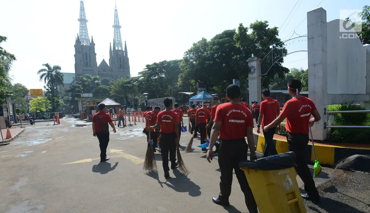 Sejumlah narapidana usai membersihkan Masjid Istiqlal pada "Bakti Merah Putih Narapidana", Jakarta, Rabu (27/3). Membersihkan rumah ibadah menjadi salah satu rangkaian HUT Pemasyarakatan ke-55 yang dilakukan serentak se Indonesia. (merdeka.com/Imam Buhori)