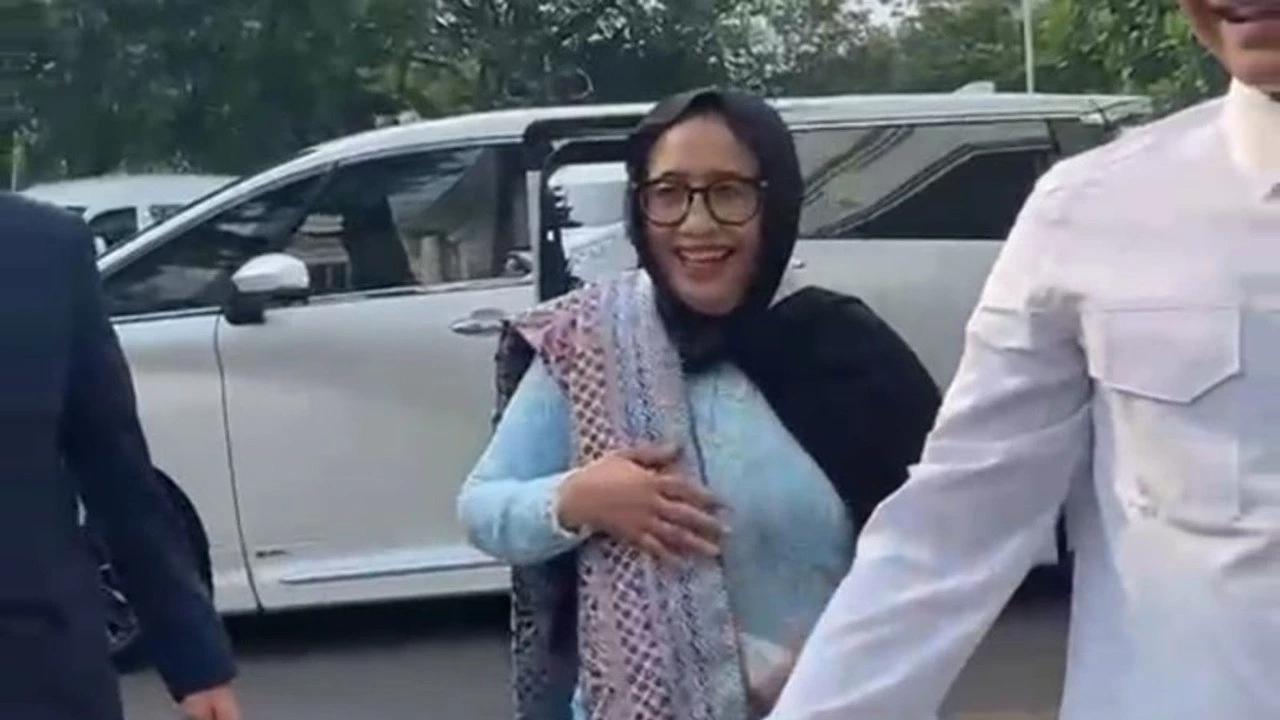 Nanik S. Deyang Berkebaya Biru Jelang Dilantik Jadi Kepala BGN di Istana