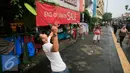 Dua PKL bermain bulu tangkis di kawasan pedestrian Malioboro, Yogyakarta, Jumat (8/4). Kawasan pedestrian Malioboro kini terlihat lebih lapang dan ramah untuk para pejalan kaki. (Liputan6.com/Boy Harjanto)