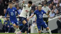 Tottenham langsung mengambil inisiatif menyerang di awal laga. Pada menit ke-4 tembakan Son Heung-min masih belum menemui sasaran. (AP/Matt Dunham)