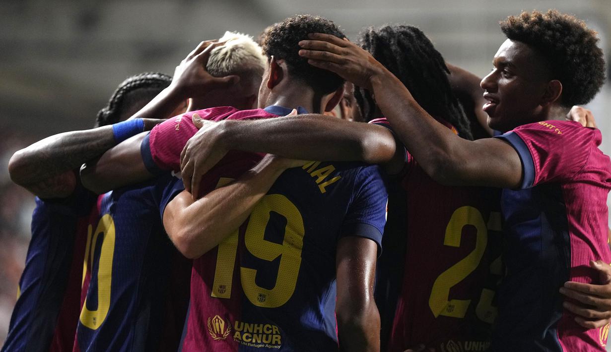 Pemain Barcelona merayakan gol yang dicetak oleh Dani Olmo pada laga lanjutan Liga Spanyol 2024/2025 melawan Rayo Vallecano di Estadio de Vallecas, Madrid, Spanyol, Rabu (28/08/2024) WIB. (AP Photo/Manu Fernandez)