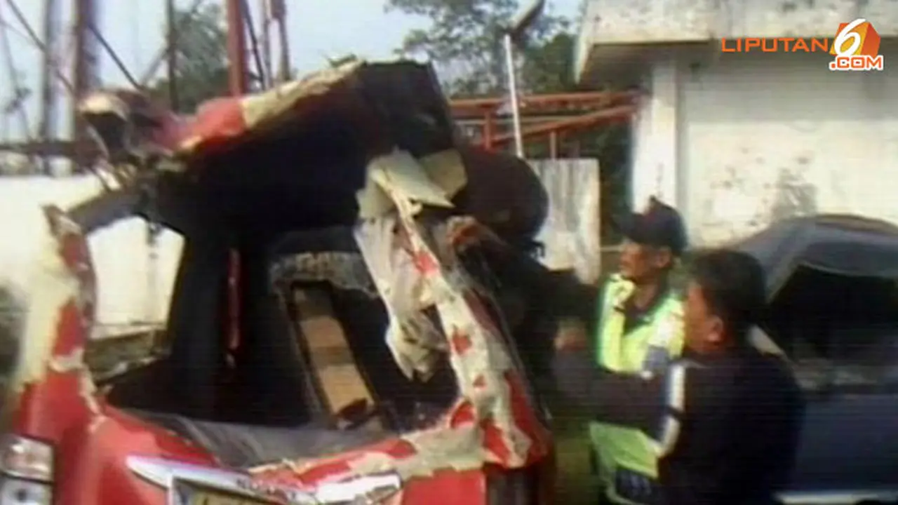 angkot-terguling-140213a.jpg