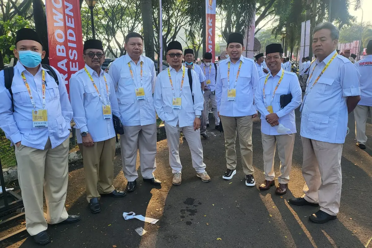 Gus Fawait (3 dari kanan) beserta pengurus Fraksi Gerindra DPRD Jatim saat Rapimnas Partai Gerindra di SICC, Bogor. (Istimewa).