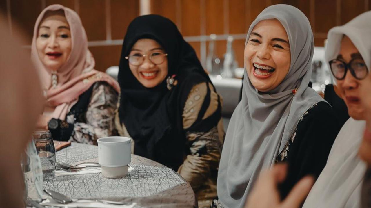 Istri bakal calon presiden Ganjar Pranowo Siti Atikoh Supriyanti menggelar diskusi dengan Nyai dan Ning di Surabaya, Jawa Timur.&nbsp;