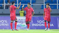 Pemain Timnas Korea Selatan U-23 merayakan gol ang dicetak oleh Hwang Doyun ke gawang Timnas Indonesia U-23 dalam laga terakhir Grup J Kualifikasi Piala Asia U-23 2025 di Stadion Gelora Delta, Sidoarjo, Jawa Timur pada Selasa (9/9/2025) malam WIB. (Bola.com/Abdul Aziz)