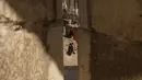 Pria Yahudi Ultra-Ortodoks berjalan di Kota Tua Yerusalem, seperti yang terlihat melalui celah di benteng kuno di Tower of David Museum, Rabu (28/10/2020). Benteng kuno Yerusalem sepi dari turis karena pandemi dan menjalani proyek restorasi dan konservasi besar-besaran. (AP Photo/Maya Alleruzzo)