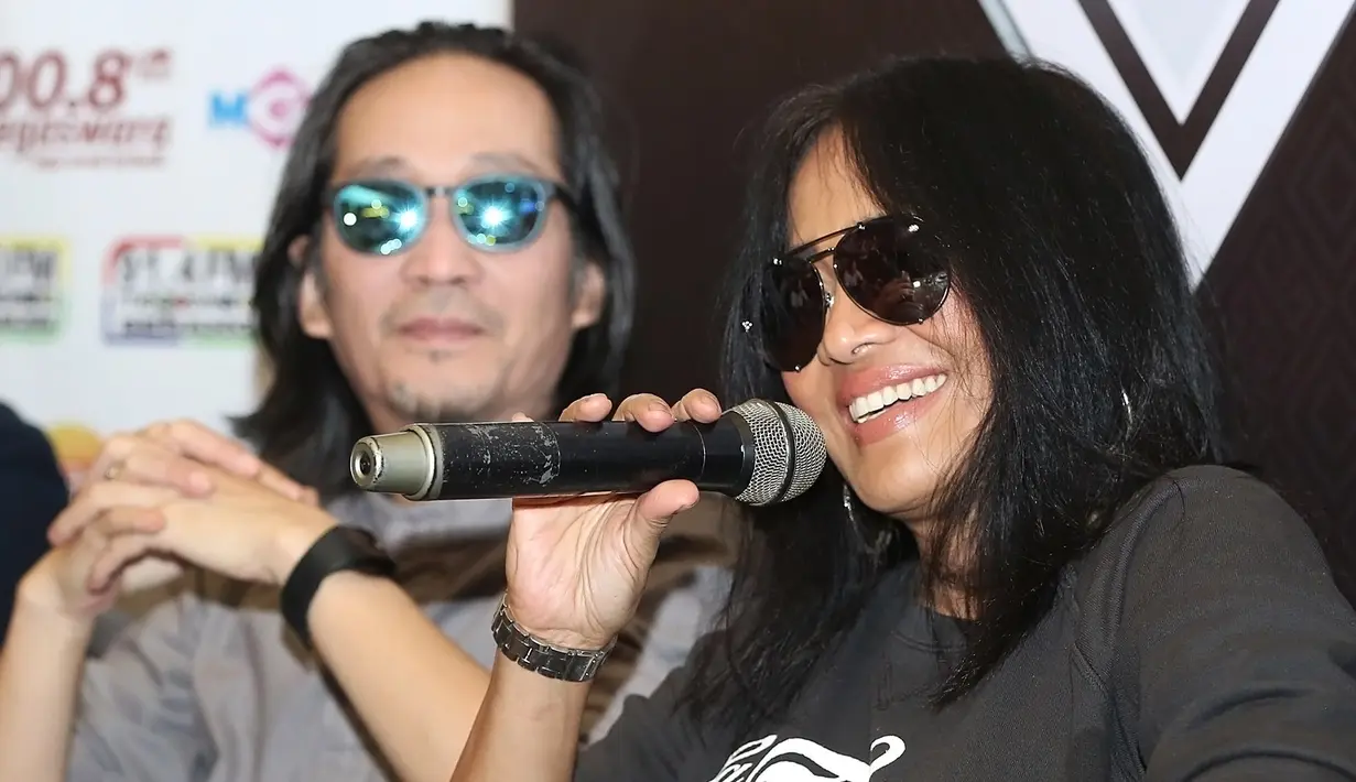 "Saya merasa terharu dan suatu kehormatan. Karena saya sudah lama sekali enggak punya event seperti ini. Saya waktu ditelepon Mas Deddy saya merasa, saya pikir dia cuma bercanda eh ternyata beneran,” ungkap Atiek CB. (Bambang E.Ros/Bintang.com)