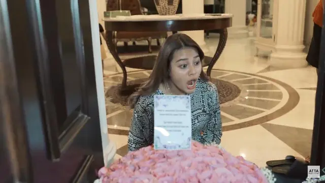 Potret Atta Halilintar beri kejutan untuk Aurel Hermansyah
