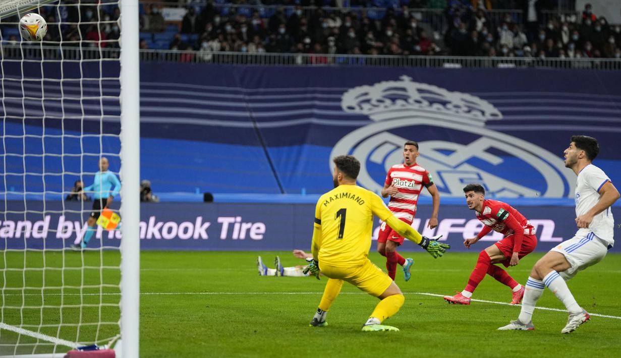 Tampil tanpa Karim Benzema dan Vinicius Jr, Los Blancos kali ini harus menunggu hingga menit ke-74 untuk mencetak gol kemenangan lewat Marco Asensio. (AP/Manu Fernandez)