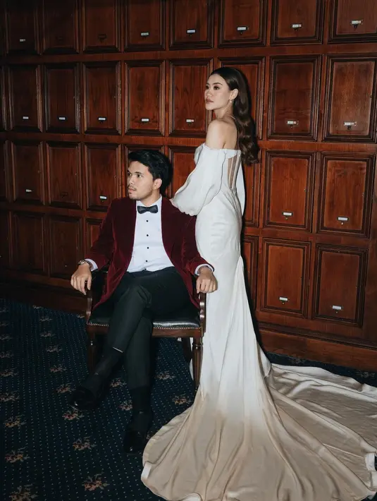 Untuk gaun ini, Aaliyah Massaid menggerai rambutnya dengan gaya sleek yang tampilkan anting berlian. [@aaliyah.massaid]