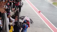 Para pembalap berada di paddock setelah balapan MotoGP Mandalika di Sirkuit Mandalika, Lombok, Nusa Tenggara Barat, Minggu (20/3/2022), ditunda karena hujan. (foto: Liputan6.com/Thomas)