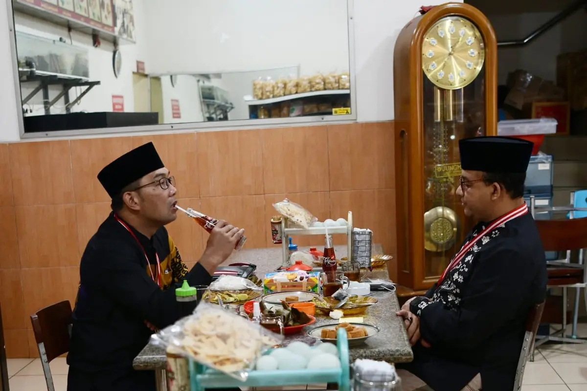 Gubernur DKI Jakarta Anies Baswedan dan Gubernur Jawa Barat Ridwan Kamil bertemu di Sumedang, Jawa Barat. (Istimewa)