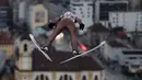 Atlet ski Polandia, Dawid Kubacki meluncur di udara pada putaran percobaan turnamen Four Hills Ski Jumping ke-65 di Innsbruck, Austria, Rabu (3/1). Turnamen ski bergengsi itu akan berakhir di Bischofshofen pada 6 Januari2018. (AP/Matthias Schrader)
