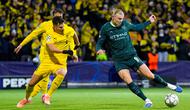 Pemain Manchester City, Erling Haaland (kanan), dan pemain Bodo/Glimt, Jostein Gundersen, berebut bola dalam pertandingan Liga Champions di Norwegia, Rabu (21/1/2026). (Fredrik Varfjell/NTB via AP)