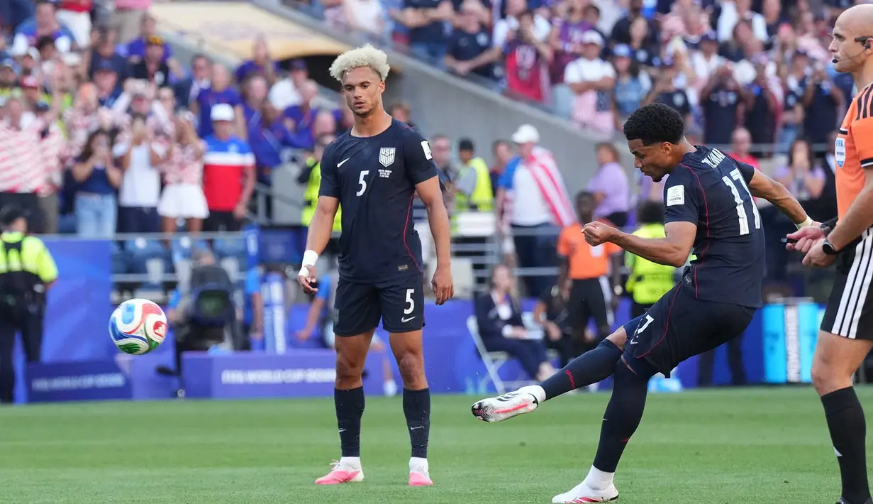 Pemain Amerika Serikat Malik Tillman mencetak gol pembuka melawan Belgia melalui tendangan penalti selama pertandingan sepak bola babak 16 besar Piala Dunia di Seattle, Senin, 6 Juli 2026. (AP Photo/Ted S. Warren)