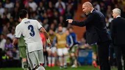 Pelatih Real Madrid, Zinedine Zidane mengintruksikan para pemainnya saat berhadapan dengan Legia Warsawa pada Liga Champion di stadion Santiago Bernabeu, Spanyol, (18/10). Madrid menang telak atas Legia dengan skor 5-1. (AFP Photo/Pierre-Philippe Marcou)