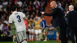 Pelatih Real Madrid, Zinedine Zidane mengintruksikan para pemainnya saat berhadapan dengan Legia Warsawa pada Liga Champion di stadion Santiago Bernabeu, Spanyol, (18/10). Madrid menang telak atas Legia dengan skor 5-1. (AFP Photo/Pierre-Philippe Marcou)
