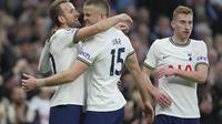 Pemain Tottenham, Harry Kane&nbsp;(kiri) merayakan gol dengan&nbsp;rekan setimnya&nbsp;dalam lanjutan Liga Inggris antara Tottenham Hotspur dan Manchester City di Stadion Tottenham Hotspur di London, Minggu, 5 Februari 2023. (AP Photo/Kin Cheung)