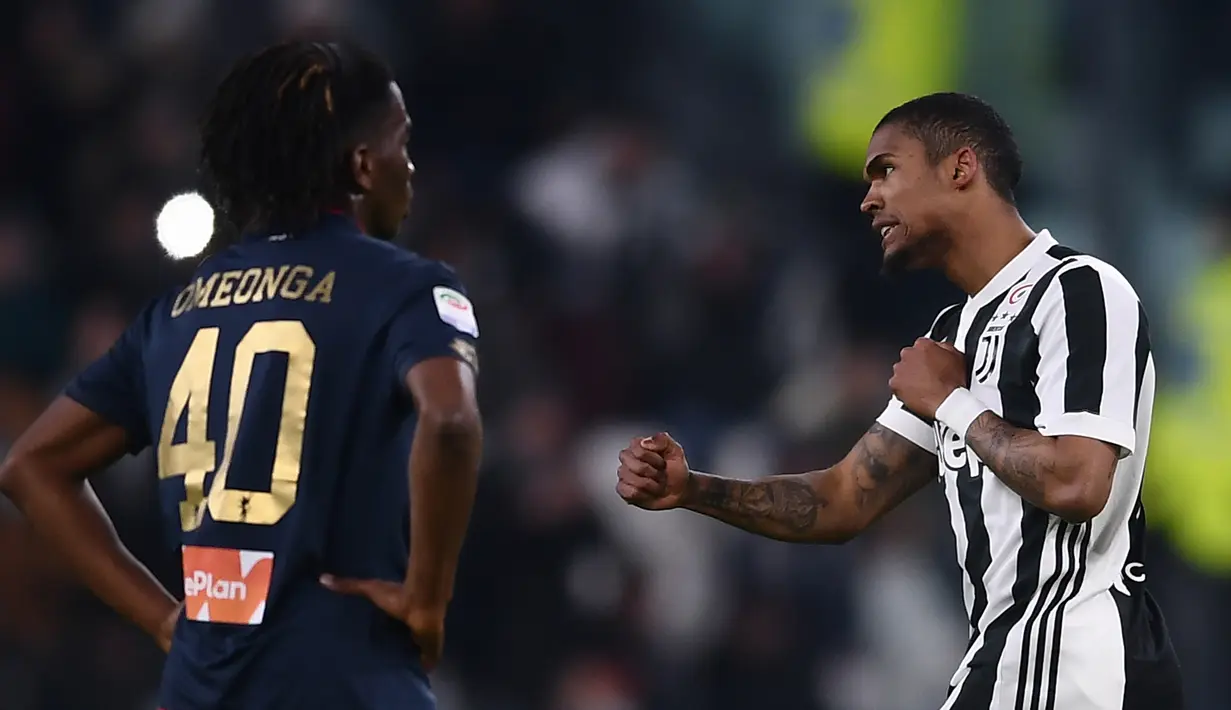 Pemain Juventus, Douglas Costa berselebrasi setelah mencetak gol ke gawang Genoa dalam lanjutan pertandingan Serie A di Stadion Allianz, Turin, Senin (22/1). Juventus menang tipis 1-0 berkat gol semata wayang Costa. (MARCO BERTORELLO / AFP)