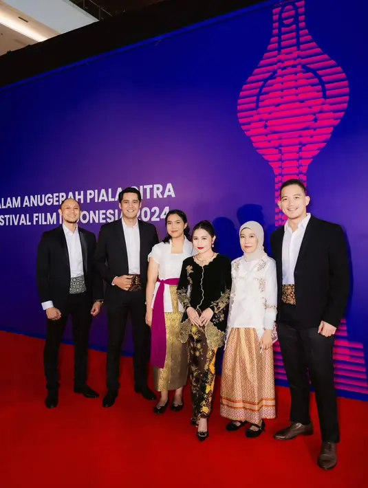 Kebaya pilihannya memancarkan aura anggun sekaligus berwibawa, mencerminkan perannya sebagai pemimpin acara besar tersebut.   [@prillylatuconsina96].