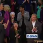 Ibu Negara AS Jill Biden mencium bibir suami Wakil Presiden AS Kamala Harris, Douglas Emhoff, di acara pidato State of the Union (SOTU) 2023. Dok: YouTube C-SPAN