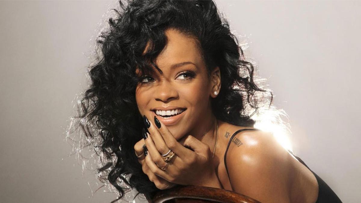 Rihanna Santai, Gaunnya Jadi Bahan Olokan di Dunia Maya