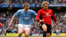 Diego Forlan. Striker Uruguay yang kini berusia 43 tahun dan telah pensiun pada Agustus 2019 bersama Kitchee ini menjadi satu-satunya pemain Uruguay yang mampu meraih trofi juara Premier League. Ia melakukannya bersama Manchester United pada musim 2002/2003, yaitu di musim keduanya bersama Setan Merah yang diperkuatnya selama 3 musim mulai tengah musim 2001/2002 hingga akhir musim 2003/2004 usai didatangkan dari Independiente. Gelar lain yang diraihnya adalah Piala FA 2003/2004 dan Community Shield tahun 2003. Bersama Setan Merah ia total tampil dalam 97 laga di semua ajang dengan torehan 17 gol dan 9 assist. (AFP/Paul Barker)