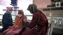 Petugas kesehatan menyuntikkan vaksin COVID-19 Sinovac kepada anak di Pospol Polsek Pamulang, Tangerang Selatan, Banten, Kamis (6/1/2022). Pemerintah menargetkan 2,6 juta anak usia 6-11 tahun telah divaksinasi sampai akhir Januari 2022. (Liputan6.com/Faizal Fanani)