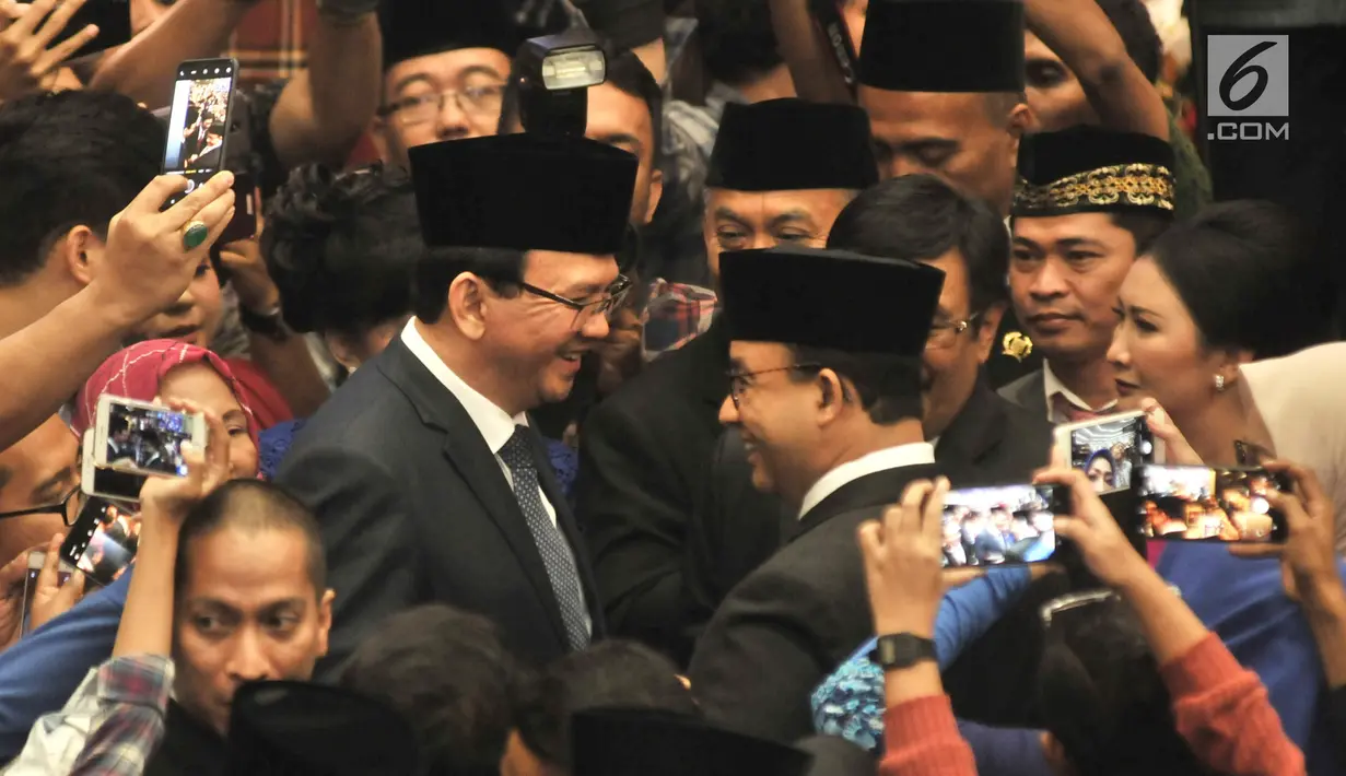 Gubernur DKI Jakarta Anies Baswedan bersalaman dan bertegur sapa dengan gubernur pendahulunya, Basuki Tjahaja Purnama (Ahok) dan Djarot Saiful Hidayat setelah pelantikan anggota DPRD DKI Jakarta periode 2019-2024 di Gedung DPRD DKI Jakarta, Senin (26/8/2019). (merdeka.com/Iqbal S Nugroho)