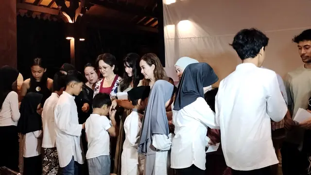 Pemberian santunan pada anak yatim yang diberikan oleh pemain CDUS. (Foto: Liputan6.com/Rahmadina Sundari)