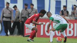 Gelandang Bhayangkara FC, Ilham Udin Armaiyn, mengamati pergerakan pemain PS TNI pada laga Piala Presiden 2017 di Stadion Kanjuruhan, Malang, Sabtu (11/7/2017). Bhayangkara FC menang 2-1 atas PS TNI.(Bola.com/Reza Bachtiar)