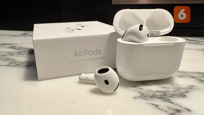 <p>Boks dan earbuds AirPods 4 ANC. (Liputan6.com/ Yuslianson)</p>