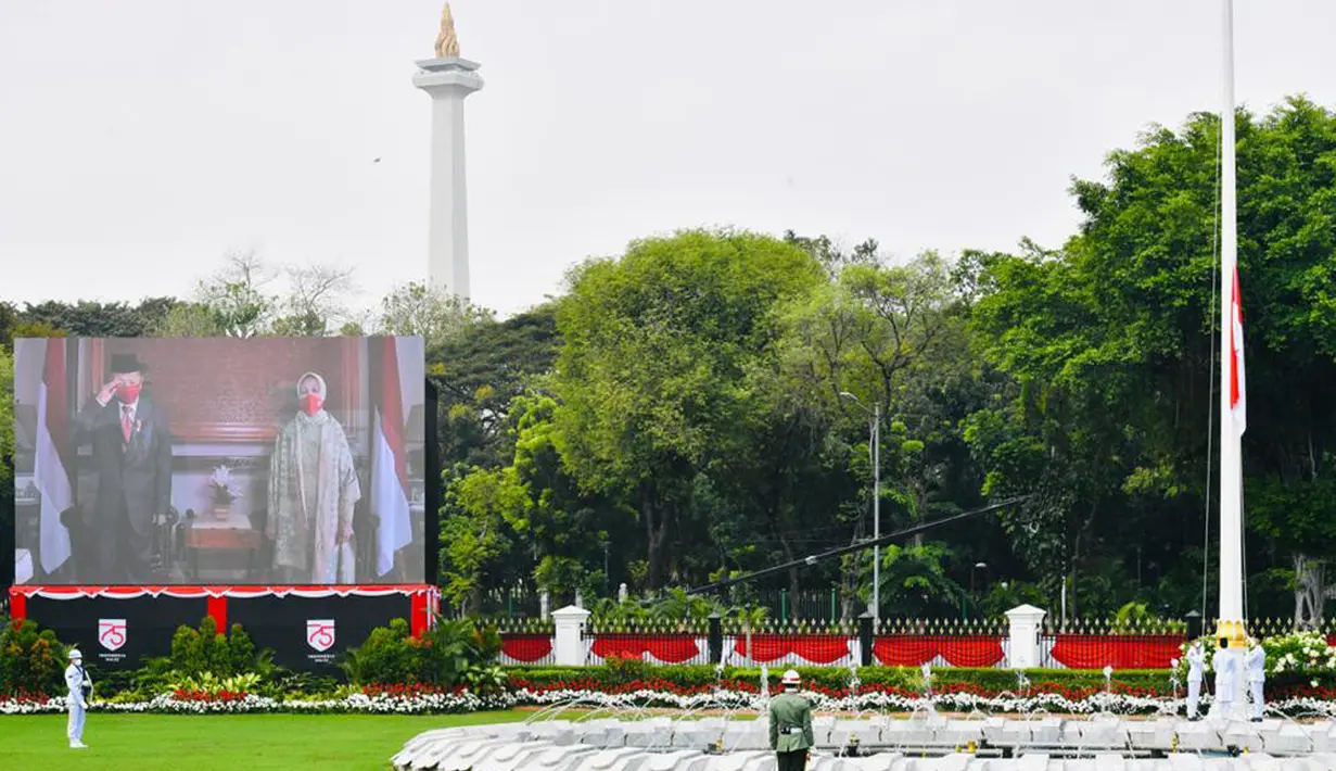 Pasukan Pengibar Bendera Pusaka (Paskibraka) bersiap mengibarkan Bendera Merah Putih saat Upacara Peringatan Detik-Detik Proklamasi 1945 yang dipimpin oleh Presiden Joko Widodo di Istana Merdeka, Jakarta, Senin (17/8/2020). (Foto: Biro Pers Sekretariat Presiden)