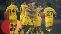 Selebrasi para pemain Borussia Dortmund merayakan gol yang dicetak Mats Hummels (tengah) ke gawang PSG pada laga leg kedua semifinal Liga Champions 2023/2024 di Parc des Princes Stadium, Paris, Rabu (7/5/2024). (AP Photo/Christophe Ena)