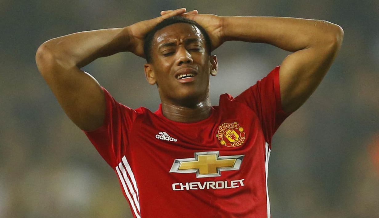 Penyerang Manchester United, Anthony Martial, tampak kecewa usai kalah dari Fenerbahce pada laga Liga Europa di Saracoglu Stadium, Turki, Kamis (3/11/2016). MU kalah 1-2 dari Fenerbahce. (Reuters/Andrew Boyers)