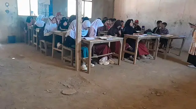 Murid SD di Sukabumi Belajar Berlantai Tanah, Atap Nyaris Bocor