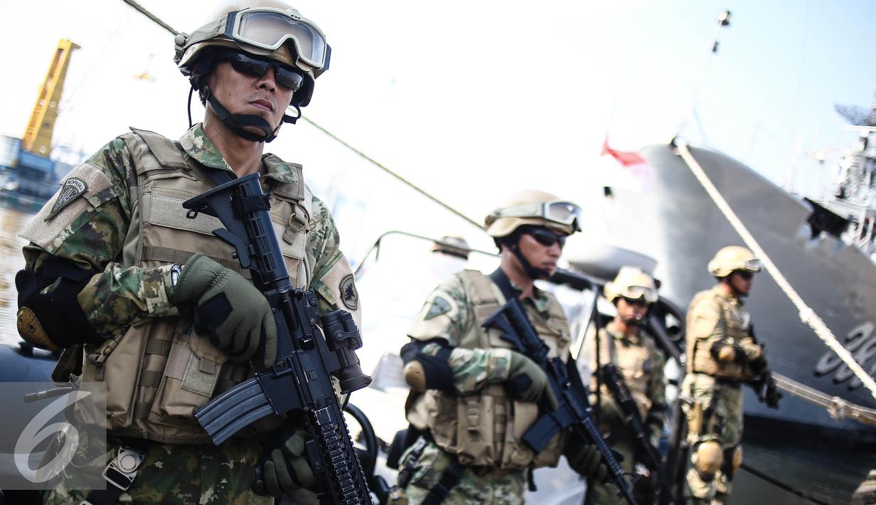 Pasukan Marinir mengikuti upacara pelepasan pengamanan KTT WIEF yang ke-12 di Jakarta, Jumat (29/7). Dalam pelaksanaan pengamanan di laut Koarmabar akan mengerahkan 3 kapal perang yakni 1 KRI jenis LPD dan 2 KRI jenis PKR. (Liputan6.com/Faizal Fanani)