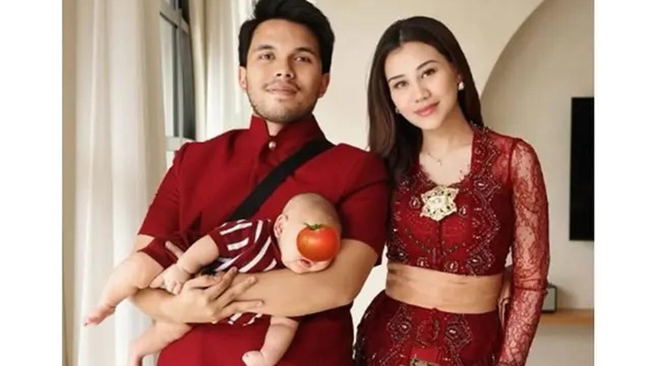 6 Potret Keluarga Hermansyah di Nikahan Kakak Sarah Menzel, Kompak Berbusana Adat Bali