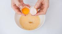 Memanfaatkan masker telur untuk merawat rambut keriting. (Sumber: Freepik/katemangostar).