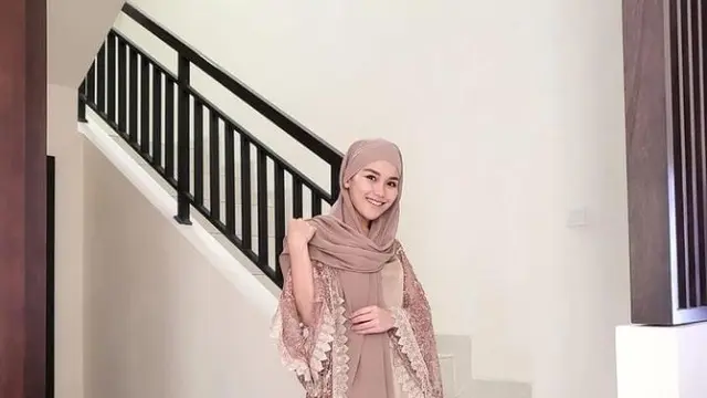 Hijab Ayu Ting Ting di acara syukuran sang adik jadi sorotan