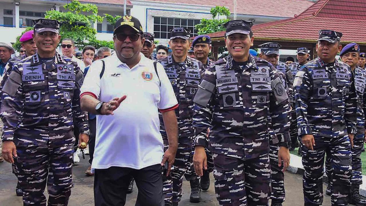 Pelepasan bantuan kemanusiaan dengan menggunakan kapal perang TNI AL di Dermaga Kolinlamil, Jakarta Utara, Minggu (30/22/2025).