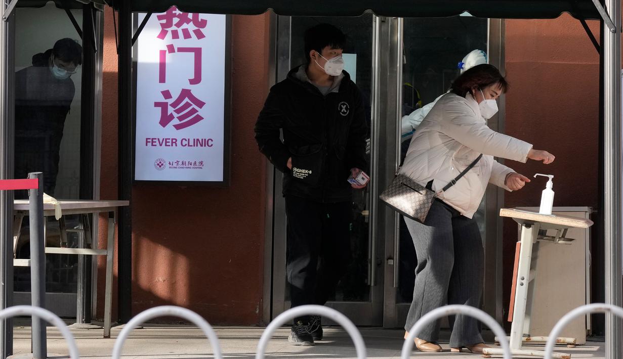 Pengunjung klinik mencari disinfektan, Beijing, China, Kamis (15/12/2022). Seminggu setelah China melonggarkan beberapa tindakan pengendalian COVID-19 yang paling ketat di dunia, ketidakpastian masih ada mengenai arah pandemi di negara dengan jumlah penduduk terpadat di dunia tersebut. (AP Photo/Ng Han Guan)