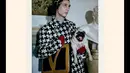 Menyoroti koleksi Resort 2025 "Avant les Débuts, kampanye ini mempertemukan kembali Michele dengan direktur seni Christopher Simmonds dan fotografer Glen Luchford, yang sebelumnya membantu mewujudkan visinya di Gucci. [Dok/Valentino].