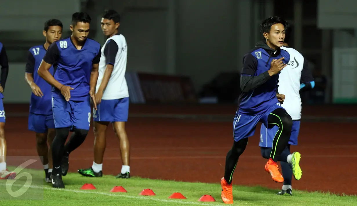 Pemain Arema FC, Johan Ahmat Farizi (kanan) saat latihan uji lapangan jelang laga final Piala Presiden 2017 di Stadion Pakansari, Kab Bogor, Jumat (10/3). Di final, Arema FC akan berlaga melawan PBFC, Minggu (12/3). (Liputan6.com/Helmi Fithriansyah)