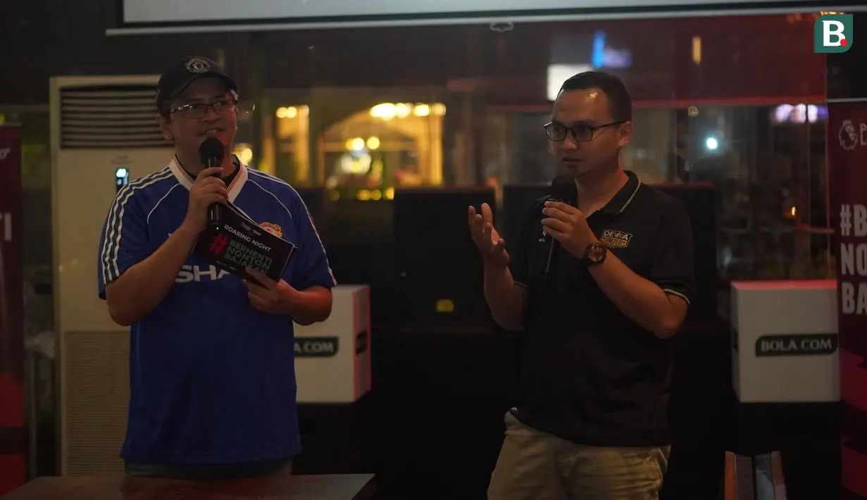 Jurnalis Bola.com, Hendry Wibowo (kanan) saat memberikan prediksi pertandingan antara Manchester United versus Everton saat Roaring Night Liga Inggris 2023/2024 yang berlangsung di Brewerkz, The Breeze BSD City, Tangerang, Sabtu (9/3/2024) malam WIB. (Bola.com/Afi)